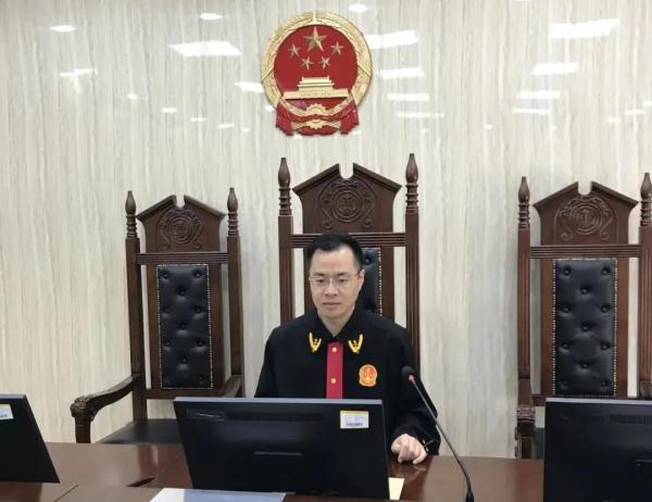 死亡赔偿金分割判决书(男子再婚后车祸身亡获赔91万元，妻子、继女为赔偿金闹上法庭)