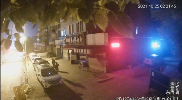 入室盗窃(4人同骑一辆摩托 流窜入室盗窃9起)
