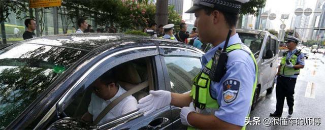 无证驾驶怎么免于拘留(没拿驾驶证被交警抓到怎么办？这两种方法可以避免尴尬)