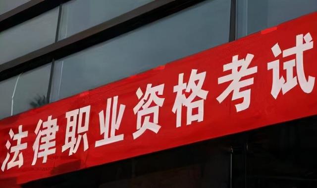 律师助理的工资(进阶的法学生｜实习律师vs律师助理，该选哪一个？)
