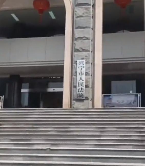 五五责任死亡赔偿多少(广东一男子醉酒后猝死，家属向同桌人索赔55万，法院：承担5%责任)