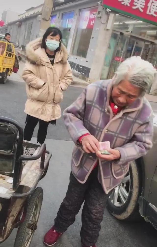 老人骑车撞人没钱赔会怎么办(老人骑车剐蹭汽车，拿出零钱想要赔偿)