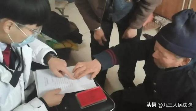 到法院起诉必须本人到场吗(当事人无法亲自到法院立案时，该怎么办？)