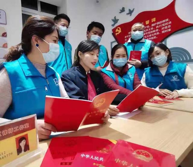 社区法律咨询(扬州石桥社区：律师说“法”——让宪法精神在红色网格落地生根)